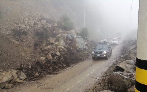 La vía Cuenca- Molleturo- El Empalme también registra novedades. En el kilómetro 51 está habilitado un solo carril.