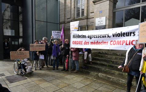 Los manifestantes sostienen una pancarta que dice 
