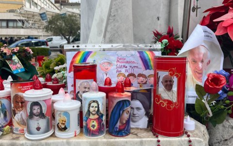 Todos los días se acercan decenas de fieles y visitantes al hospital en el que se encuentra el papa Francisco, para rezar por su pronta recuperación.