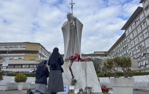 Un altar improvisado dedicado al papa Francisco a las puertas del hospital Gemelli de Roma, donde permanece ingresado desde hace casi una semana, se ha convertido en centro de peregrinación de decenas de católicos.