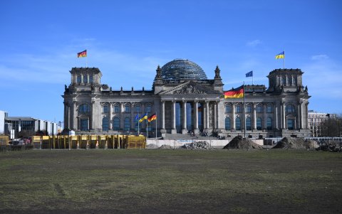 Una bandera ucraniana en el edificio del Reichstag que alberga el Bundestag (cámara baja del parlamento alemán) mientras se realizan obras de construcción frente al edificio.