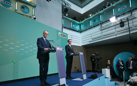 El líder de la Unión Demócrata Cristiana de Alemania (CDU), Friedrich Merz (izq.), y el secretario general de la CDU, Carsten Linnemann, se dirigen a una conferencia de prensa.