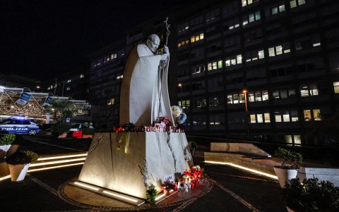La estatua del difunto Papa Juan Pablo II afuera del Hospital Agostino Gemelli, donde está hospitalizado el Papa Francisco en Roma, Italia, el 23 de febrero de 2025.