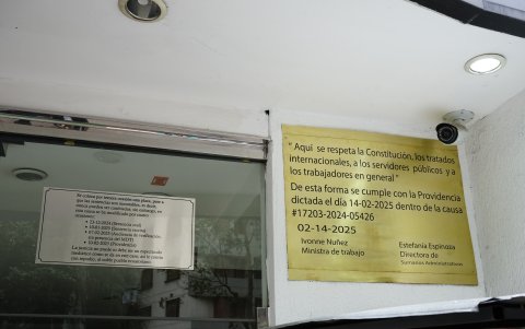 Una tercera y cuarta placa aparecieron en el Ministerio de Trabajo. Ambas se suman a la de vidrio y a una metálica titulada 