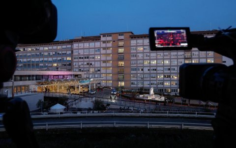 Vista exterior del Hospital Agostino Gemelli donde está hospitalizado el Papa Francisco en Roma, Italia, el 23 de febrero de 2025.