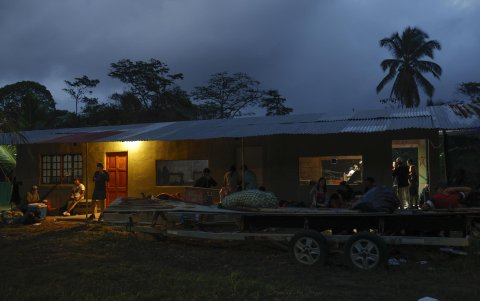 Varios migrantes descansan en un refugio improvisado este sábado, en la comarca Guna Yala, en Puerto de Cartí (Panamá).