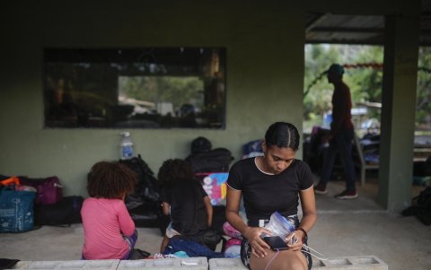 Unos niños descansan en un refugio improvisado este sábado, en la comarca Guna Yala, en Puerto de Cartí (Panamá).