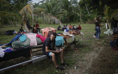 Un grupo de migrantes descansan en un refugio improvisado este sábado, en la comarca Guna Yala, en Puerto de Cartí (Panamá).
