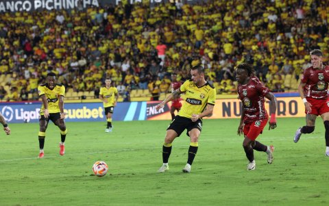 Rivero se vio en la necesidad de retroceder ante el Ponchito, para entrar en contacto con la pelota.