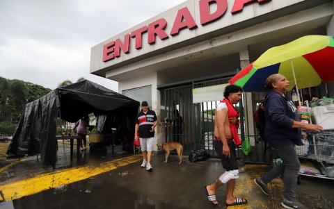 Temor. Varios pacientes del Hospital del IESS Teodoro Maldonado Carbo temen caminar por los alrededores del centro médico; piden mayor resguardo policial y militar.
