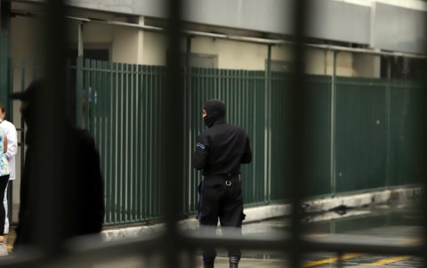 Protección. En el ingreso a Emergencias laboran dos guardias de seguridad privada; ellos cubren sus rostros.