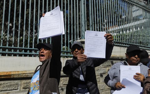 Simpatizantes de Evo Morales llegan a las oficinas del Tribunal Supremo electoral (TSE) con formularios de renuncia a la militancia del partido oficialista Movimiento al Socialismo (MAS) este lunes.