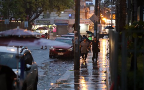 Inseguridad. Los pacientes y sus familiares que deben madrugar para una cita médica reclaman que el sitio debiese ser más iluminado; algunas luminarias no funcionan y los árboles no han sido podados.