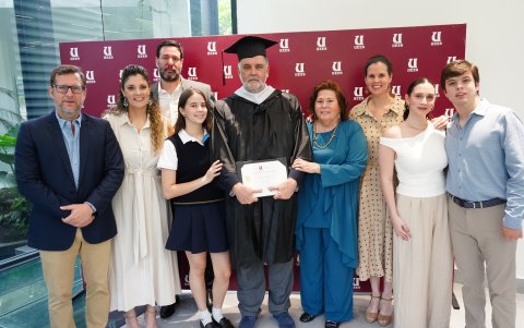 Pedro Pablo Gómez acompañado de su familia.