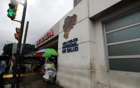 Silencio. Los comerciantes y taxistas que laboran en los exteriores del centro de salud prefieren no hablar sobre la inseguridad que sienten, ya que temen por sus vidas.