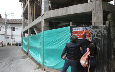 Suspensión. Personal técnico de la Agencia Metropolitana de Control acudió a inspeccionar la obra y encontró que no contaba con medidas de seguridad.