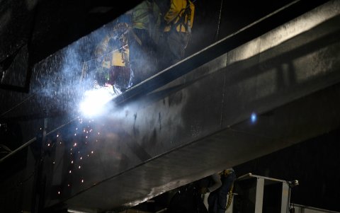 La instalación de las vigas se realiza en la noche, con el fin de
reducir las afectaciones al tránsito, ya que fue necesario cerrar el carril ubicado
junto al aeropuerto José Joaquín de Olmedo.