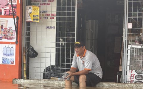 Héctor Moreira se lamenta por las afectaciones en su negocio, ubicado en el centro de Calderón.