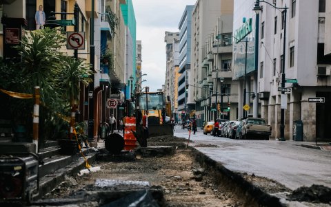 Referencial. La Troncal 4 fue otro proyecto que mantuvo cerrada varias calles del centro de Guayaquil. Actualmente, ya se encuentra habilitada al tránsito.