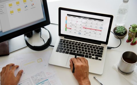 Una computadora es la herramienta necesaria para tus estudios en línea.