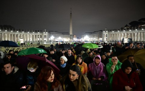 La gente se reúne en la basílica de San Pedro para asistir a una oración del Rosario por la salud del Papa Francisco, quien está hospitalizado con neumonía, en el Vaticano el 24 de febrero de 2025.