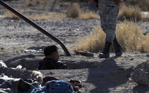 Elementos de la Guardia Nacional ubican un túnel en el operativo ‘Operación Frontera Norte’ en las inmediaciones del Río Bravo este lunes, en Ciudad Juárez (México).