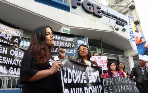 Las hijas de Fernando Villavicencio, familiares y amigos, realizaron un plantón en los exteriores de la Fiscalía de Pichincha, en Quito.
