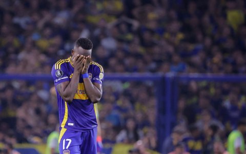 Luis Advíncula de Boca Juniors se lamenta por la eliminación ante Alianza Lima.
