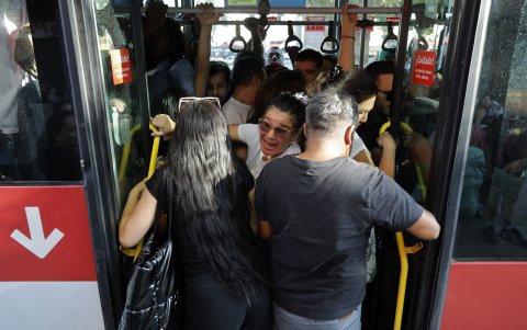 Se ve gente amontonada dentro de un autobús de transporte público durante un apagón en Santiago el 25 de febrero de 2025.
