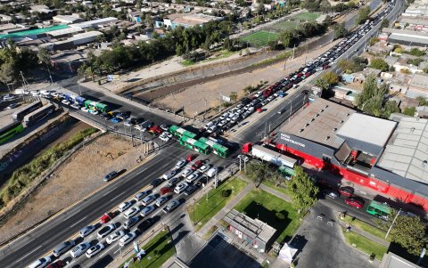 La vista aérea muestra una intersección de calle colapsada durante un apagón en Santiago el 25 de febrero de 2025.