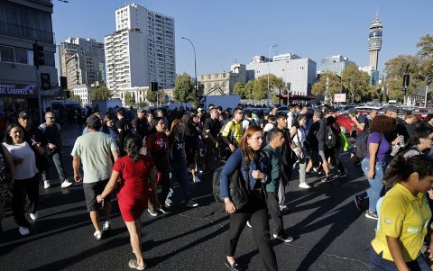 Cientos de personas caminan por la Avenida Alameda durante un apagón en Santiago el 25 de febrero de 2025.