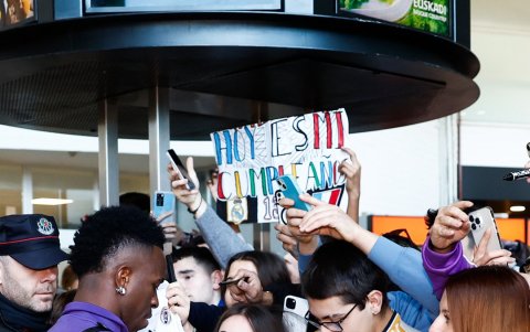 Vinícius firmó autógrafos en la llegada al estadio para el partido de Real Madrid ante Real Sociedad