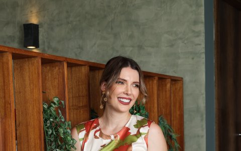 Recomienda optar por estampados abstractos porque pueden utilizarse con distintos colores de vestuario.