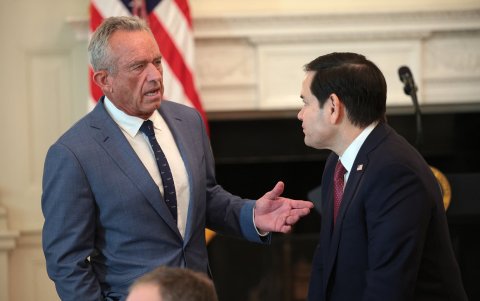 El secretario de Salud, Robert F. Kennedy Jr., habla con el secretario de Estado Marco Rubio durante una reunión en la Casa Blanca.
