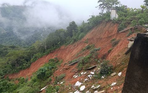 Las lluvias también provocan deslizamientos de tierra.