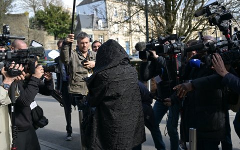 La ex esposa del cirujano retirado, Marie-France Le Scouarnec (C), llega para el juicio de Joel Le Scouarnec por cargos de agredir o violar a 299 pacientes en el Tribunal Penal de Vannes.