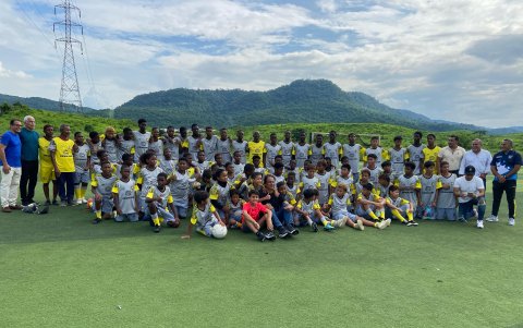 Los chicos de Africando con sus nuevos uniformes junto a los exjugadores.