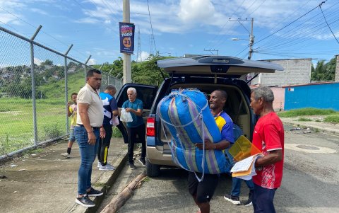 El profesor Nazareno y la sorpresa de la tarde, los uniformes para sus chicos.