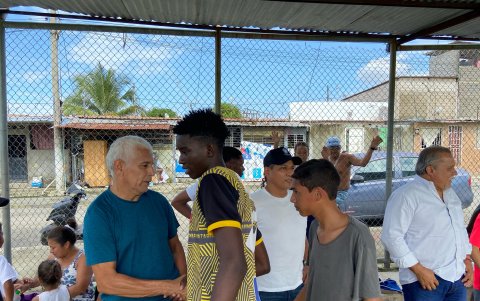 Montanero y Gavica mientras conversaban con los niños y jóvenes.