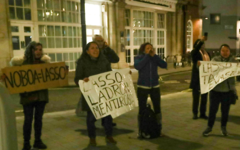 Unas 15 a 20 personas habrían esperado la salida de Guillermo Lasso, de London School of Economics.