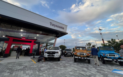 El concesionario de Samborondón incorpora tecnologías ecológicas, como paneles solares y una planta de tratamiento de aguas residuales, para promover la sostenibilidad.