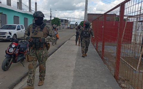 Militares patrullan varias calles del cantón de la provincia del Guayas.