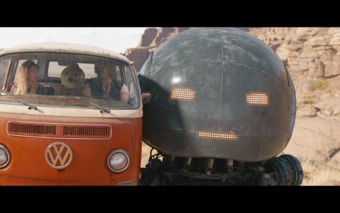 Michelle (Millie Bobby Brown) , Cosmo, Keats (Chris Pratt) and Herman en The Electric State.