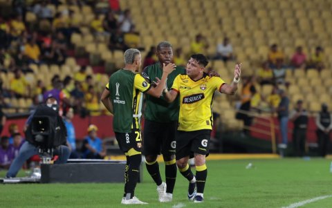Mario Pineida (d) fue expulsado en el partido de Barcelona ante El Nacional por la fase 2 de Copa Libertadores