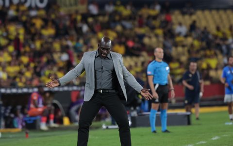 Segundo Castillo suele vestir elegante cuando dirige.