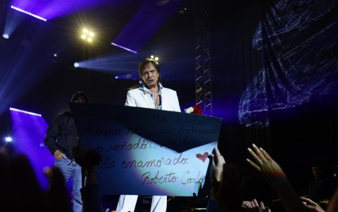 Roberto Carlos, emocionado y lleno de energía, cautivando al público con uno de sus éxitos más queridos durante su presentación en Quito.