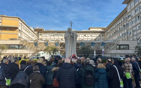 Un grupo de peregrinos de una parroquia de Turín (norte) reza frente al hospital Gemelli de Roma donde permanece ingresado el papa Francisco.