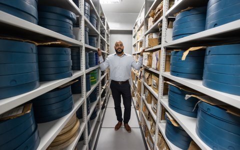 El director de la Cinemateca Dominicana, José Enrique Rodríguez, posa en la bóveda de archivos de películas y televisión este viernes, en Santo Domingo (República Dominicana).