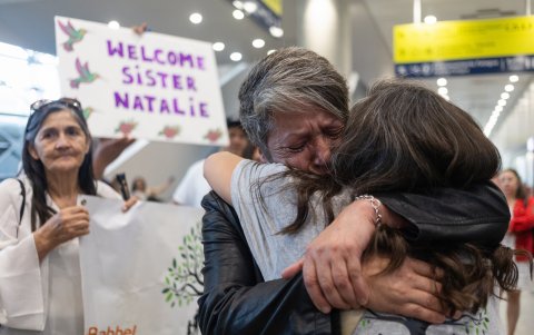 Claudia Díaz (i) abraza a su hermana de Natalie a su llegada al Aeropuerto Internacional Arturo Merino Benitez este 22 de febrero de 2025, en Santiago (Chile).