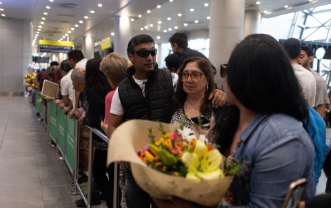Edita Bizama (2-d) espera a su hija Adamary García a su legada al Aeropuerto Internacional Arturo Merino Benitez este sábado 22 de febrero 2025, en Santiago (Chile).